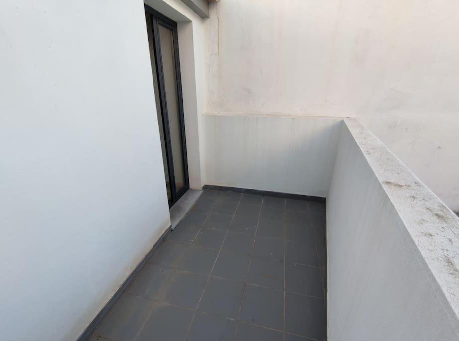 Typical House Faro Downtown Private Entrance Villa Bagian luar foto