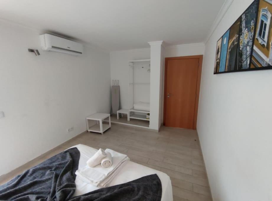 Typical House Faro Downtown Private Entrance Villa Bagian luar foto